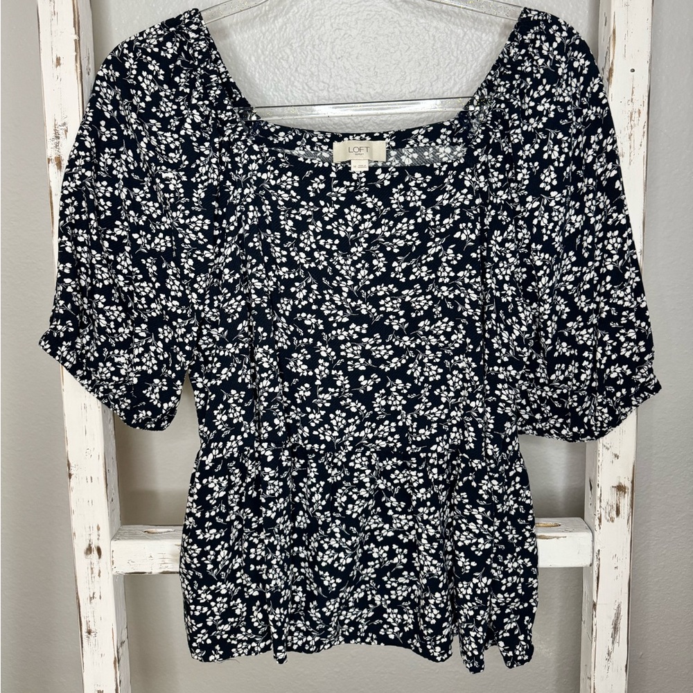 Loft Women’s Floral Top
Dark Blue
Size: Medium
